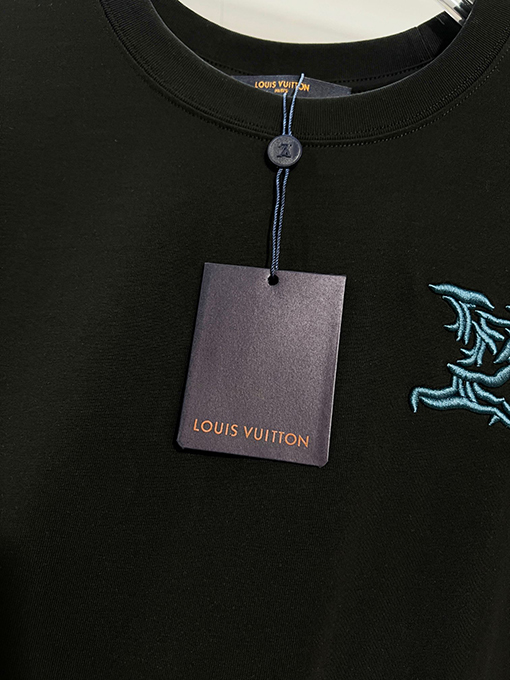 ルイヴィトン LV カラフルな雲の刺繍と背面に文字ロゴがあしらわれた半袖Tシャツ