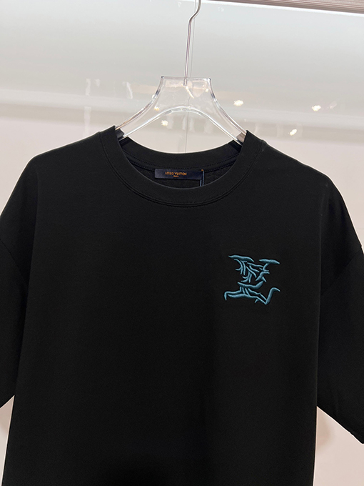 ルイヴィトン LV カラフルな雲の刺繍と背面に文字ロゴがあしらわれた半袖Tシャツ