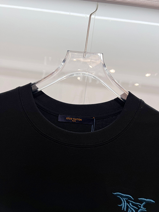 ルイヴィトン LV カラフルな雲の刺繍と背面に文字ロゴがあしらわれた半袖Tシャツ