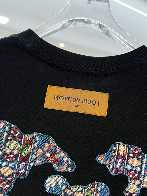 ルイヴィトン LV カラフルな雲の刺繍と背面に文字ロゴがあしらわれた半袖Tシャツ