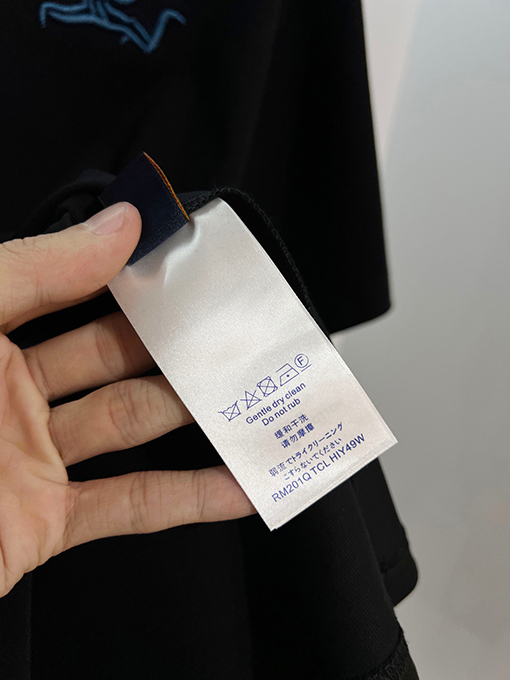 ルイヴィトン LV カラフルな雲の刺繍と背面に文字ロゴがあしらわれた半袖Tシャツ