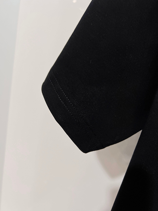 ルイヴィトン LV カラフルな雲の刺繍と背面に文字ロゴがあしらわれた半袖Tシャツ