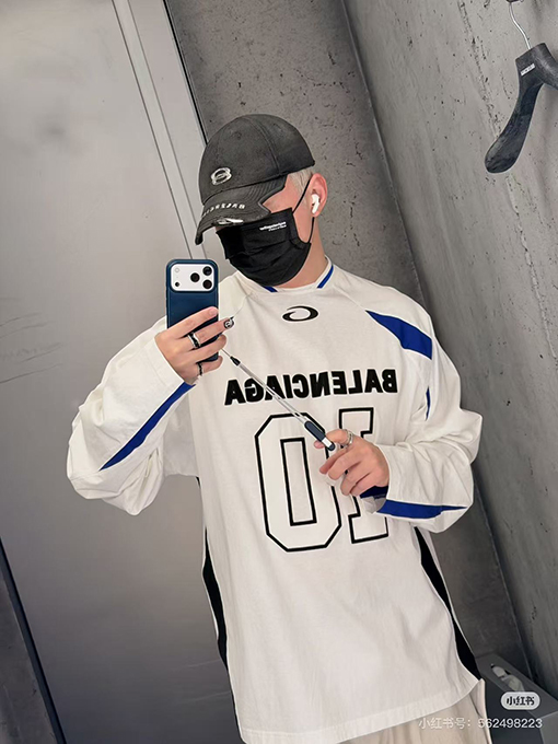 バレンシアガ BALENCIAGA NBA とのコラボレーションによるカラーブロックデザインの長袖シャツ