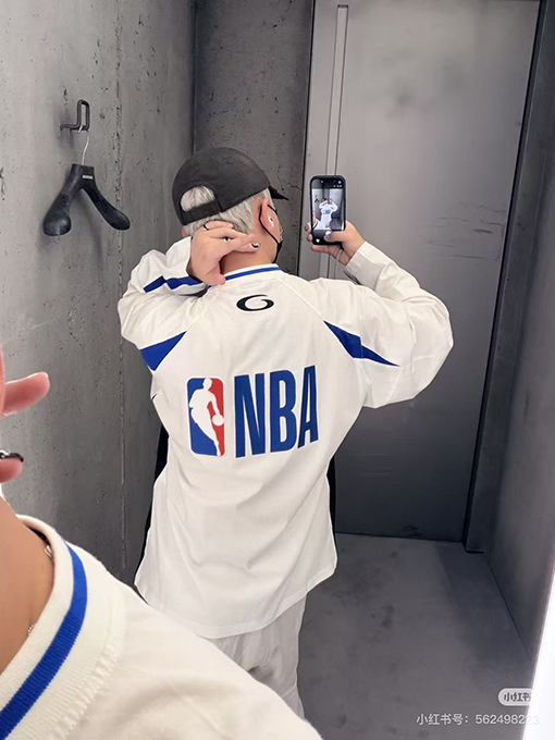 バレンシアガ BALENCIAGA NBA とのコラボレーションによるカラーブロックデザインの長袖シャツ