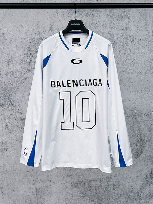 バレンシアガ BALENCIAGA NBA とのコラボレーションによるカラーブロックデザインの長袖シャツ