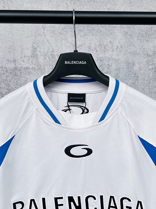 バレンシアガ BALENCIAGA NBA とのコラボレーションによるカラーブロックデザインの長袖シャツ