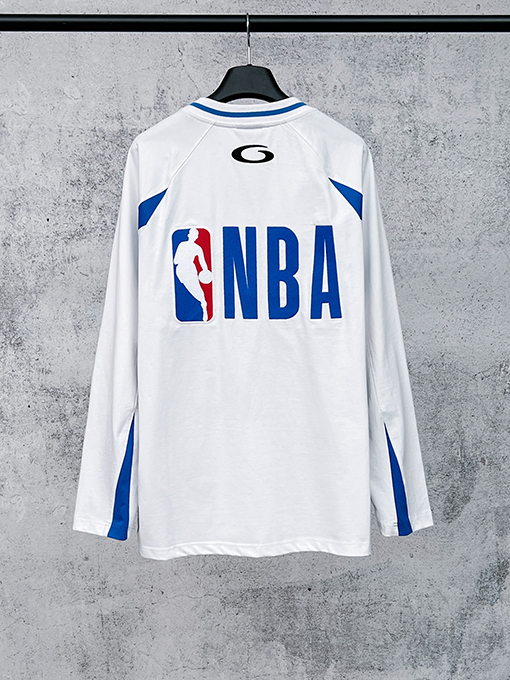 バレンシアガ BALENCIAGA NBA とのコラボレーションによるカラーブロックデザインの長袖シャツ