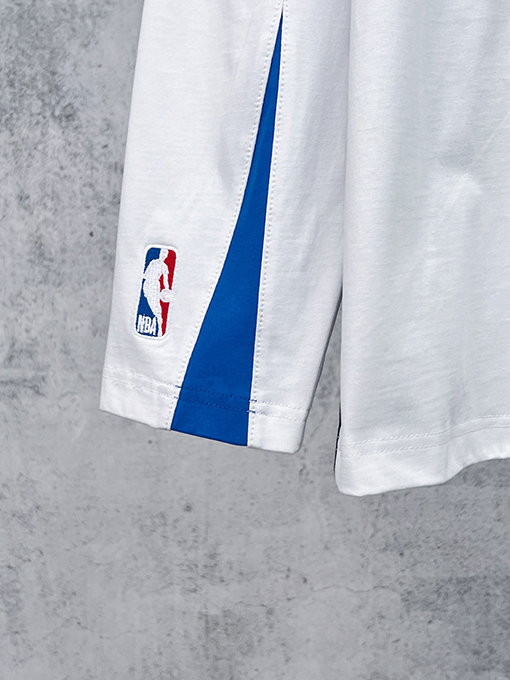 バレンシアガ BALENCIAGA NBA とのコラボレーションによるカラーブロックデザインの長袖シャツ