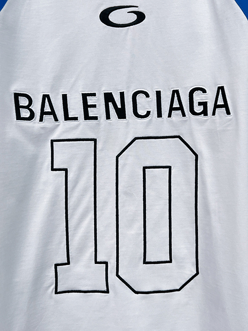 バレンシアガ BALENCIAGA NBA とのコラボレーションによるカラーブロックデザインの長袖シャツ