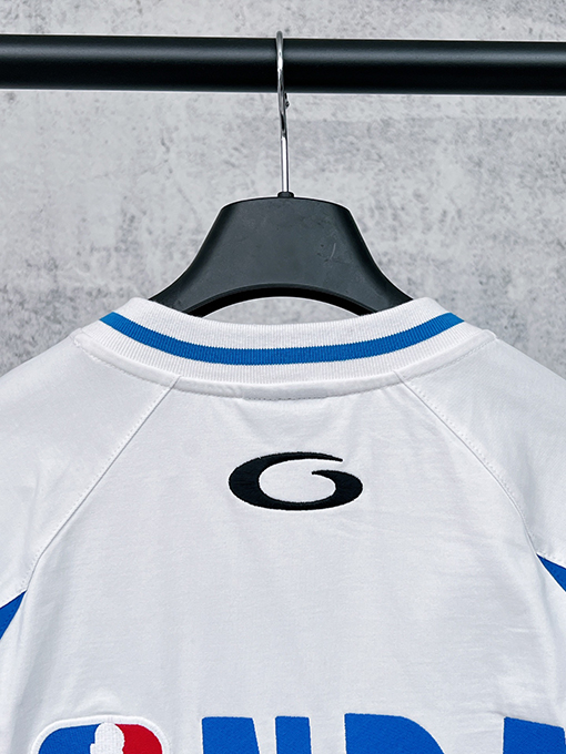 バレンシアガ BALENCIAGA NBA とのコラボレーションによるカラーブロックデザインの長袖シャツ