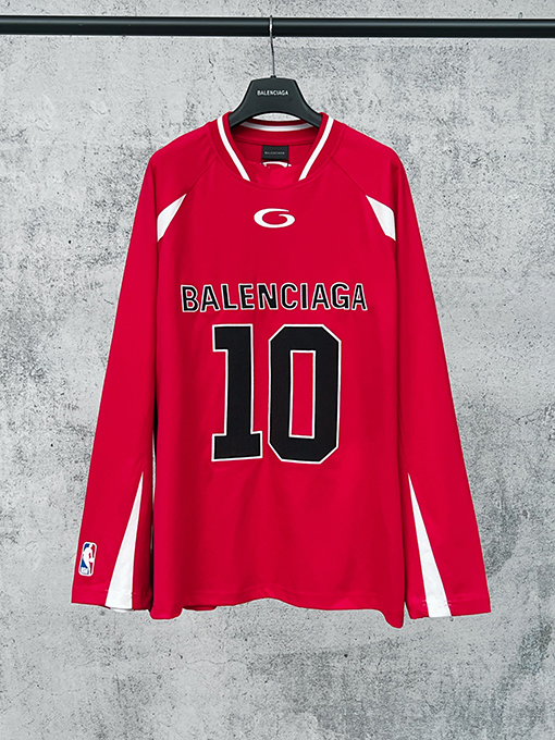 バレンシアガ BALENCIAGA NBA とのコラボレーションによるカラーブロックデザインの長袖シャツ