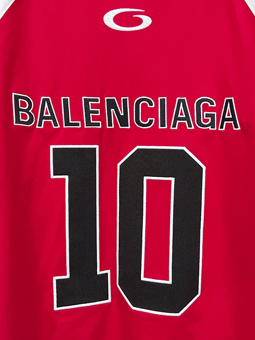 バレンシアガ BALENCIAGA NBA とのコラボレーションによるカラーブロックデザインの長袖シャツ