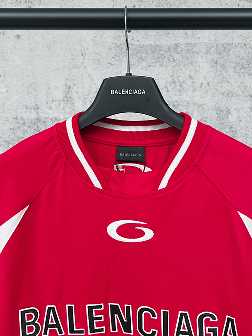 バレンシアガ BALENCIAGA NBA とのコラボレーションによるカラーブロックデザインの長袖シャツ