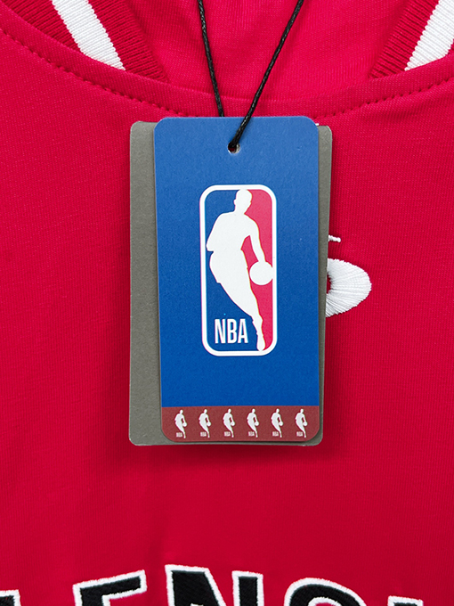 バレンシアガ BALENCIAGA NBA とのコラボレーションによるカラーブロックデザインの長袖シャツ