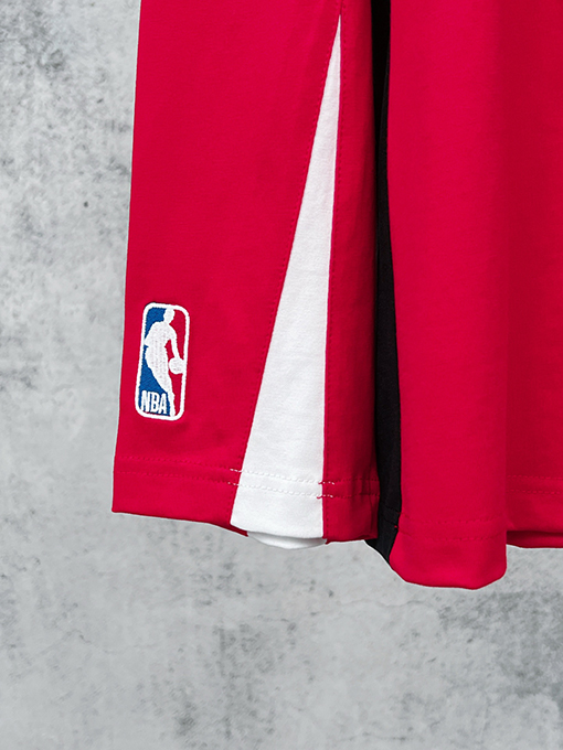 バレンシアガ BALENCIAGA NBA とのコラボレーションによるカラーブロックデザインの長袖シャツ