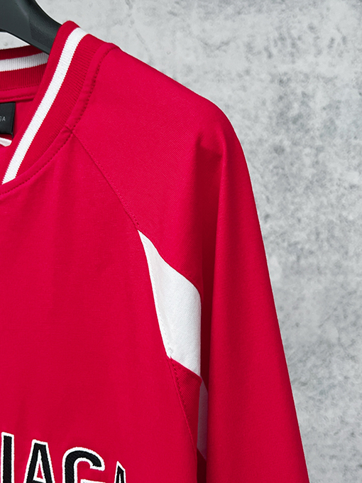 バレンシアガ BALENCIAGA NBA とのコラボレーションによるカラーブロックデザインの長袖シャツ