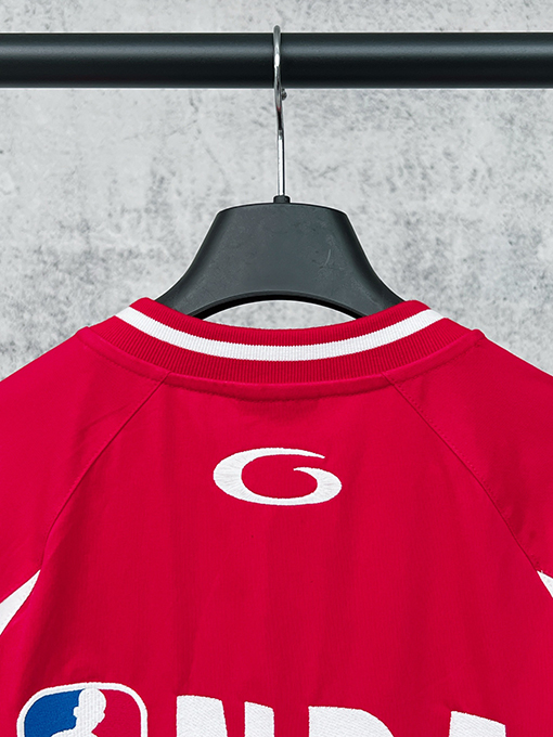 バレンシアガ BALENCIAGA NBA とのコラボレーションによるカラーブロックデザインの長袖シャツ