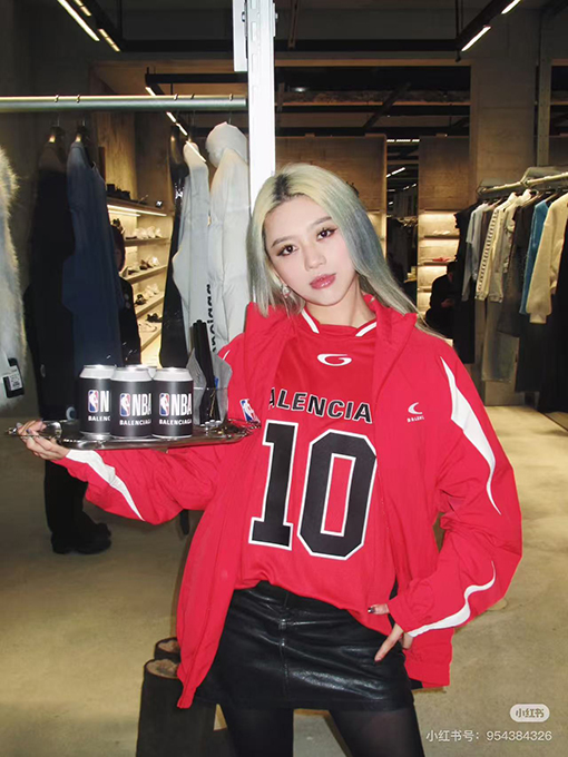 バレンシアガ BALENCIAGA NBA とのコラボレーションによるカラーブロックデザインの長袖シャツ