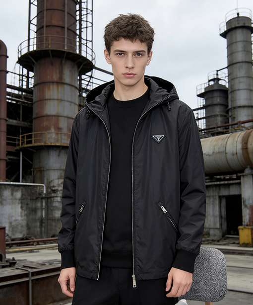 プラダ エナメルの三角形ロゴ入りフード付き防風ジャケット