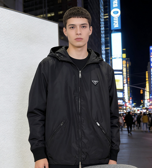 プラダ エナメルの三角形ロゴ入りフード付き防風ジャケット
