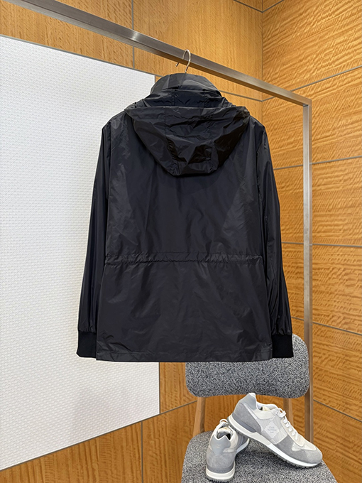 プラダ エナメルの三角形ロゴ入りフード付き防風ジャケット