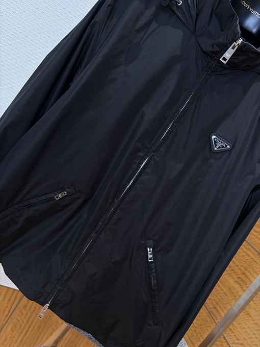 プラダ エナメルの三角形ロゴ入りフード付き防風ジャケット