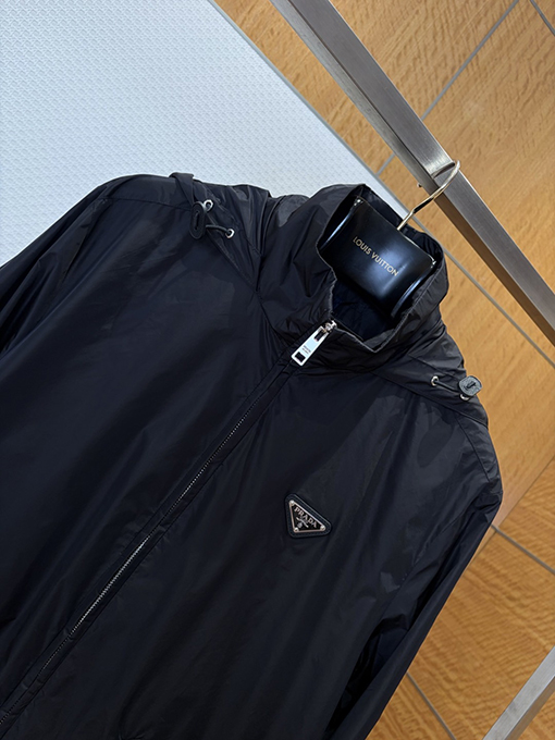 プラダ エナメルの三角形ロゴ入りフード付き防風ジャケット