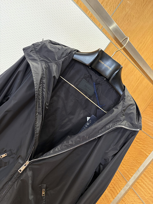 プラダ エナメルの三角形ロゴ入りフード付き防風ジャケット