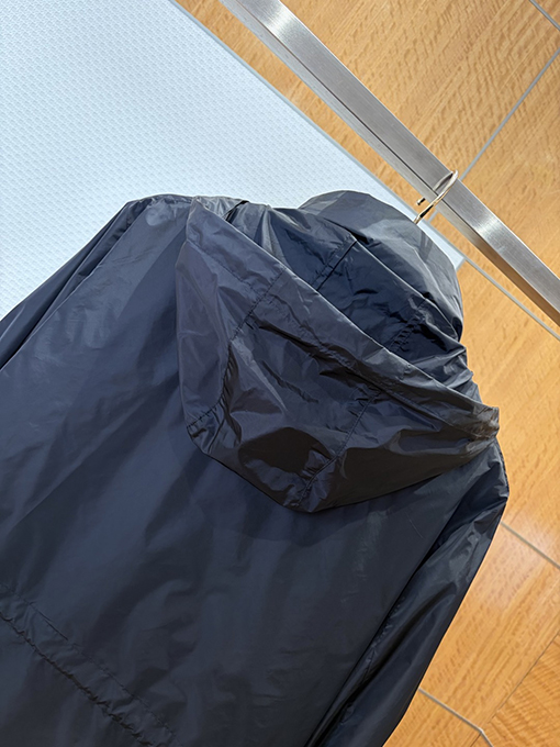 プラダ エナメルの三角形ロゴ入りフード付き防風ジャケット