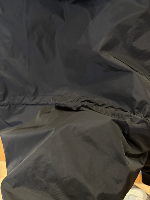 プラダ エナメルの三角形ロゴ入りフード付き防風ジャケット