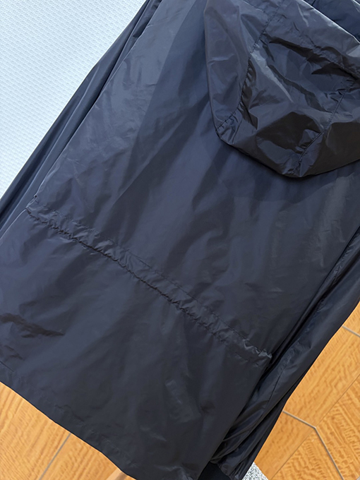 プラダ エナメルの三角形ロゴ入りフード付き防風ジャケット