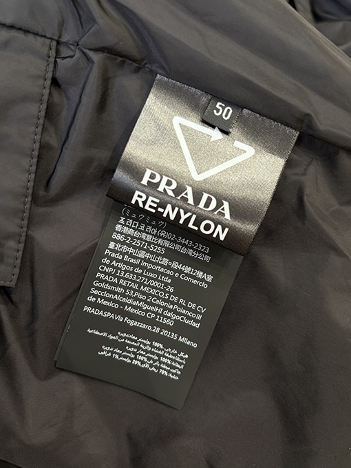 プラダ エナメルの三角形ロゴ入りフード付き防風ジャケット