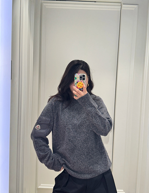 モンクレール ナイロンポケット付きクルーネックウール混ニットセーター