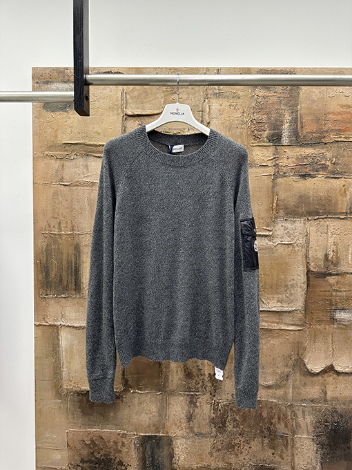 モンクレール ナイロンポケット付きクルーネックウール混ニットセーター