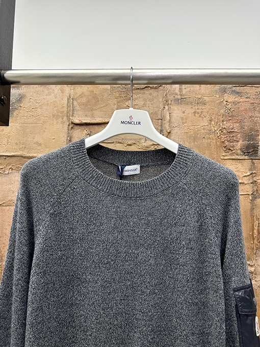 モンクレール ナイロンポケット付きクルーネックウール混ニットセーター