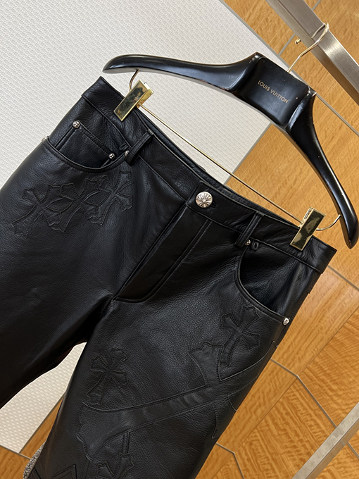 クロムハーツ クロス柄の本革パンツ