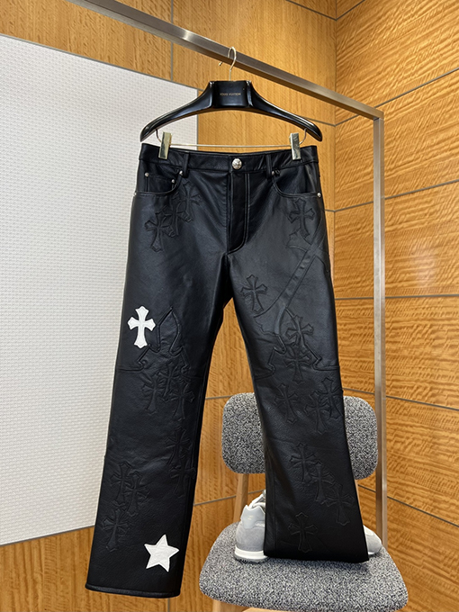 クロムハーツ クロス柄の本革パンツ