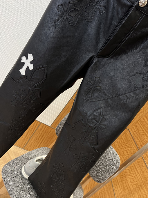 クロムハーツ クロス柄の本革パンツ