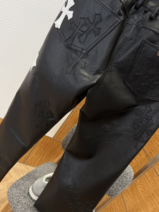 クロムハーツ クロス柄の本革パンツ