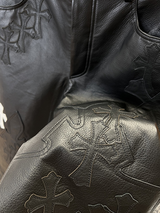 クロムハーツ クロス柄の本革パンツ