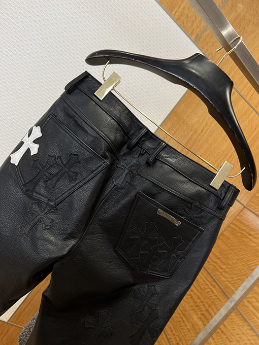 クロムハーツ クロス柄の本革パンツ