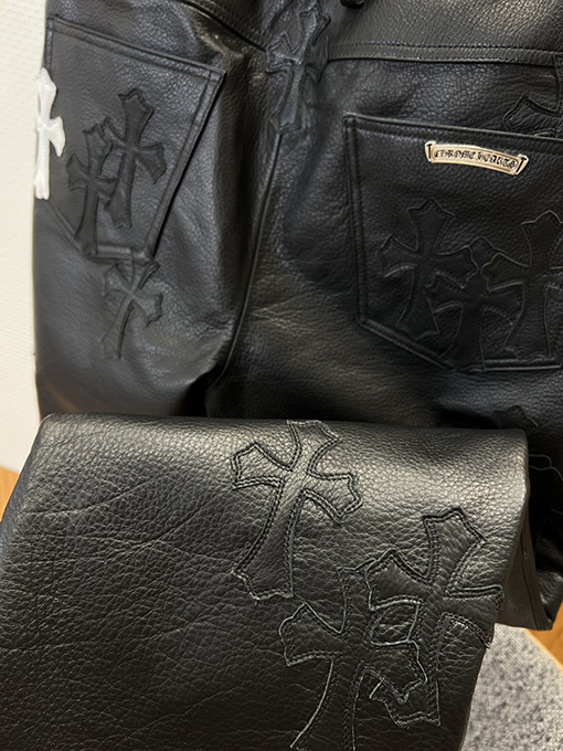 クロムハーツ クロス柄の本革パンツ