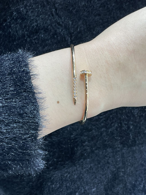 カルティエ 7つのダイヤモンドがあしらわれた中空チューブネイルブレスレット