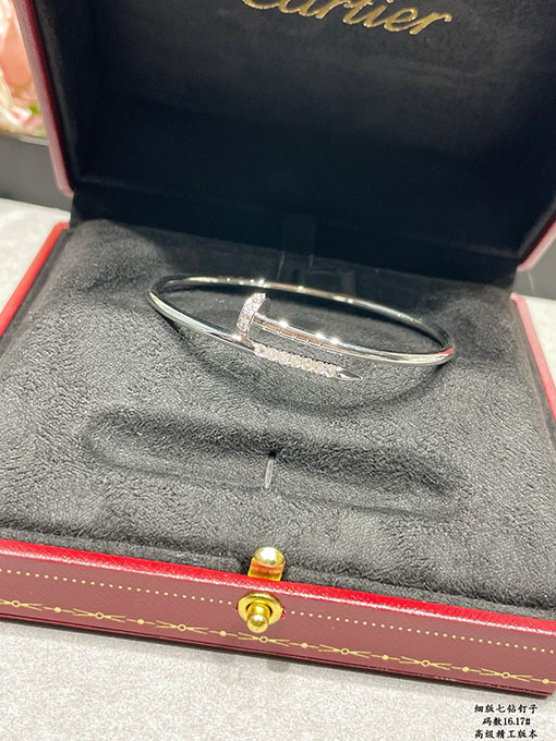 カルティエ 7つのダイヤモンドがあしらわれた中空チューブネイルブレスレット