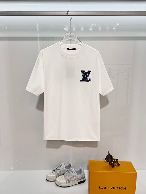 ルイヴィトンブランドスーパーコピー LV フロントとバックにパッチワーククなローバーの刺繍ロゴがあしらわれたスタイリッシュなデニム半袖Tシャツ