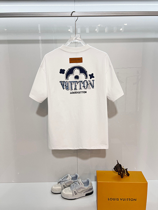 ルイヴィトンブランドスーパーコピー LV フロントとバックにパッチワーククなローバーの刺繍ロゴがあしらわれたスタイリッシュなデニム半袖Tシャツ