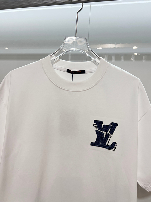 ルイヴィトンブランドスーパーコピー LV フロントとバックにパッチワーククなローバーの刺繍ロゴがあしらわれたスタイリッシュなデニム半袖Tシャツ
