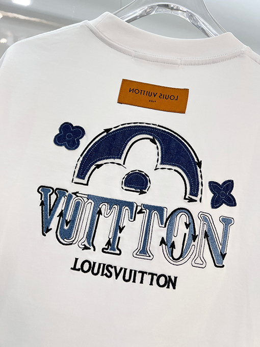 ルイヴィトンブランドスーパーコピー LV フロントとバックにパッチワーククなローバーの刺繍ロゴがあしらわれたスタイリッシュなデニム半袖Tシャツ