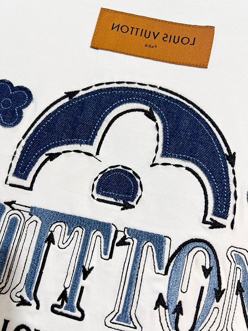 ルイヴィトンブランドスーパーコピー LV フロントとバックにパッチワーククなローバーの刺繍ロゴがあしらわれたスタイリッシュなデニム半袖Tシャツ