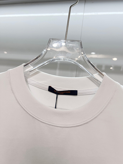 ルイヴィトンブランドスーパーコピー LV フロントとバックにパッチワーククなローバーの刺繍ロゴがあしらわれたスタイリッシュなデニム半袖Tシャツ